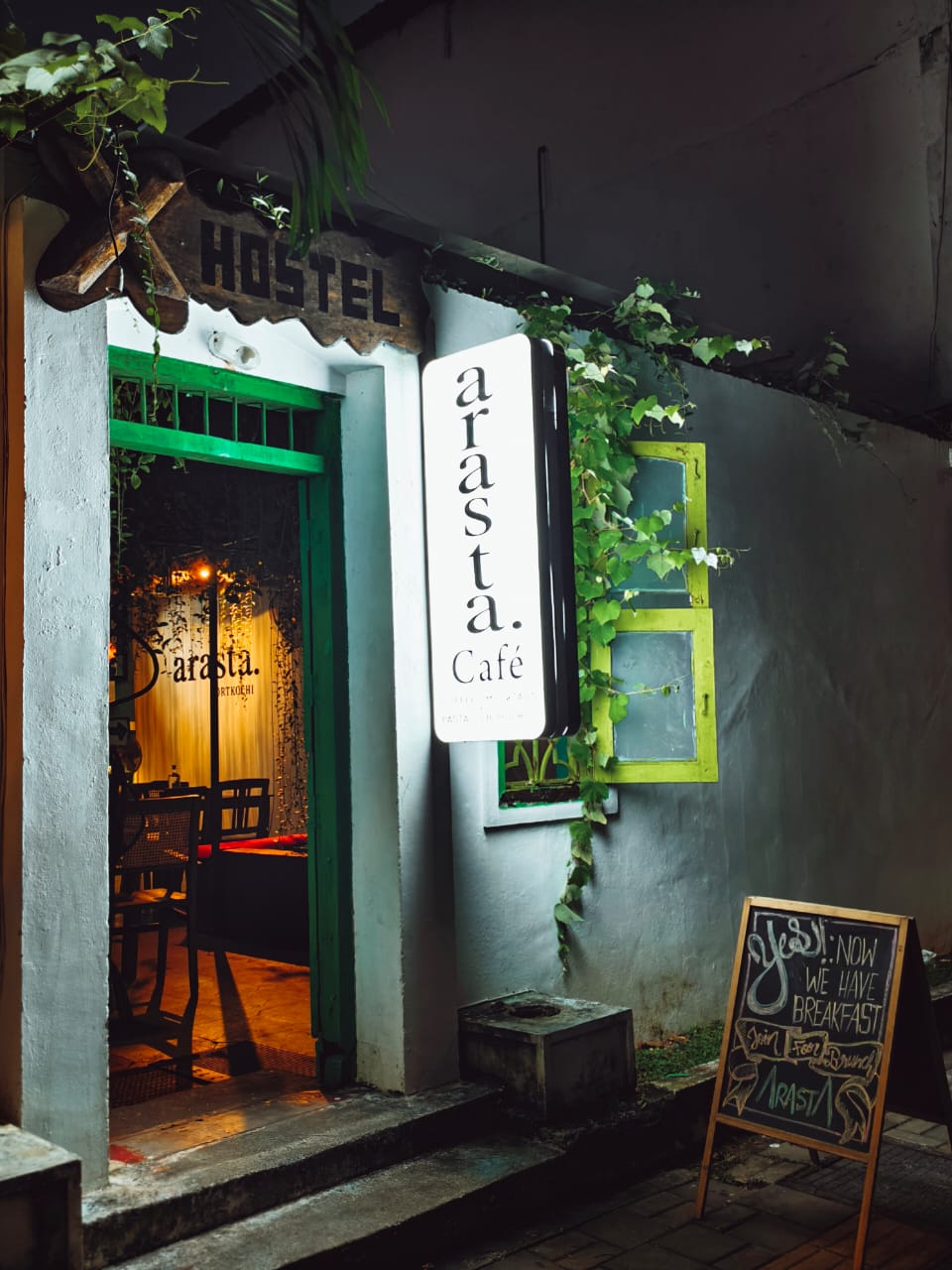 Arasta Fortkochi's storefront and entrance sign